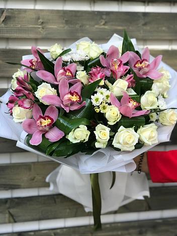 Букет цветов из: Розы и Хризантемы в Малоярославце