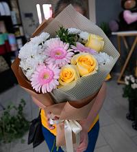 Букет цветов из:  Герберы, Розы и Хризантемы в Малоярославце