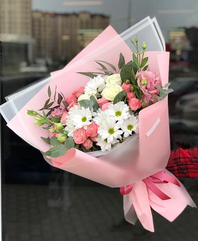 Букет цветов из: Розы, Лизиантусы и Хризантемы в Малоярославце